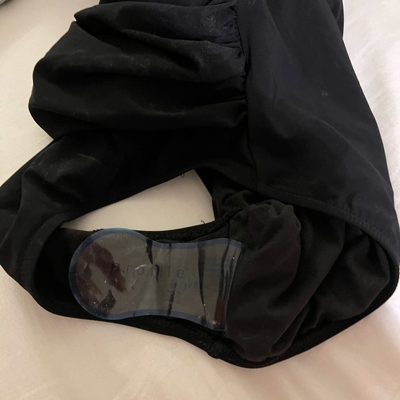 Basic black swimsuit - Picture 3 of 6